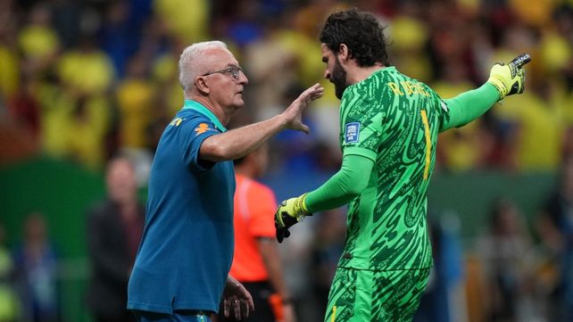 El entrenador Dorival Junior habla con Alisson Becker