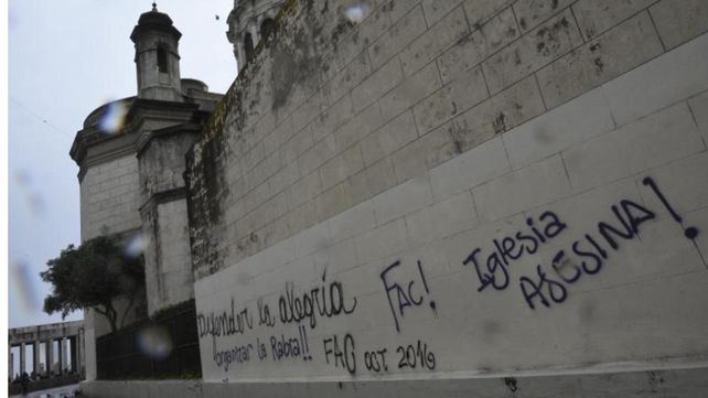 Las fotos de las pintadas con aerosol que ensuciaron fachadas de edificios públicos y privados
