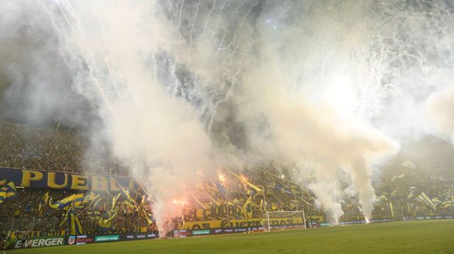 Los hinchas de Central arrojaron bombas de humo y pirotecnia en el partido ante Sarmiento.