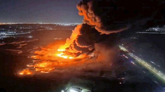 La imagen área del incendio en Ezeiza que habría comenzando en una empresa química.