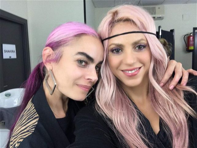 Shakira sorprendió con el pelo rosa al llegar a Colombia con Piqué por primera vez