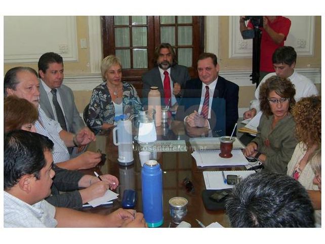 Cuarto intermedio entre los gremios docentes y estatales hasta mañana