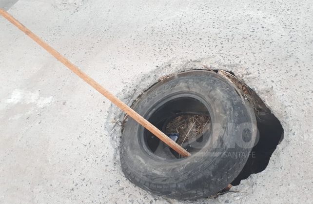 La advertencia de un peligroso bache en Candioti norte