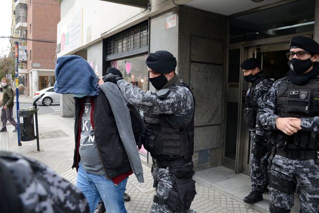 Uno de los detenidos es conducido al camión de traslado. Este jueves será imputado por la fiscal Alejandra Raigal
