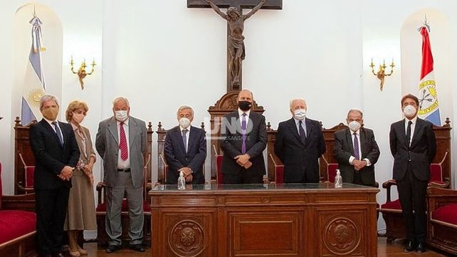 Los ministros de la Corte junto al gobernador Omar Perotti y el procurador de la Corte en la apertura del año judicial.