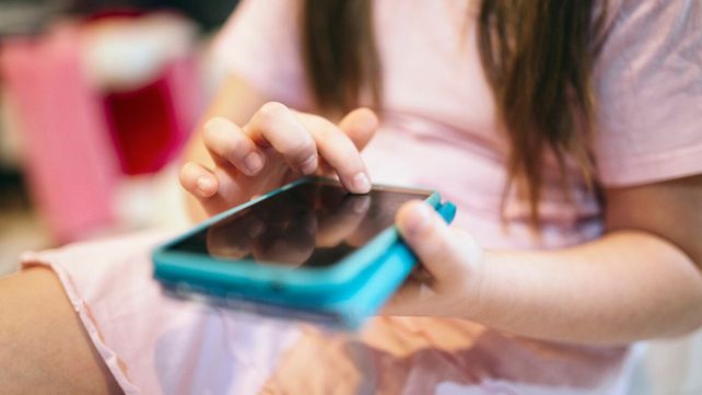 Un proyecto ingresado al Senado propone regular el uso de celulares en las aulas para nivel inicial y primario y restringir su uso en las secundaria