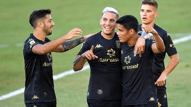 Racing venció 2-0 a Platense y cpsechó su segunda victoria consecutiva.