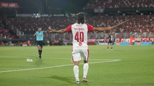 Ignacio Malcorra muestra el trozo de palo de escoba que le arrojaron desde una de las tribunas del estadio de Newells.