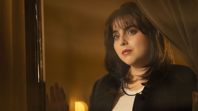 La joven actriz Beanie Feldstein se pone en la piel de la becaria Monica Lewinsky.&nbsp;