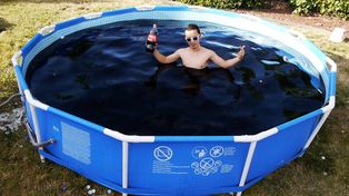 Viral: Youtuber se baña en una piscina con 5.600 litros de Coca Cola