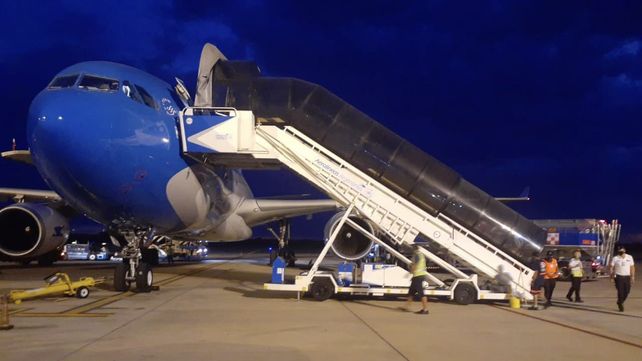 Cuando se agota el stock de vacunas, parte un nuevo vuelo a Rusia