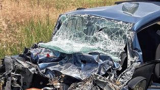 El auto impacto al camión y terminó su alocada carrera en la banquina de la Autovía 14.