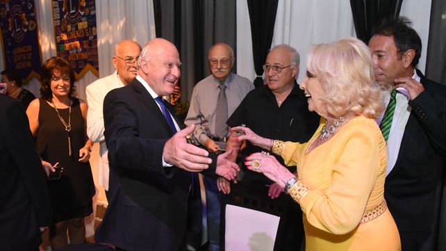 Efusivo saludo del gobernador con la diva de los almuerzos.&nbsp;