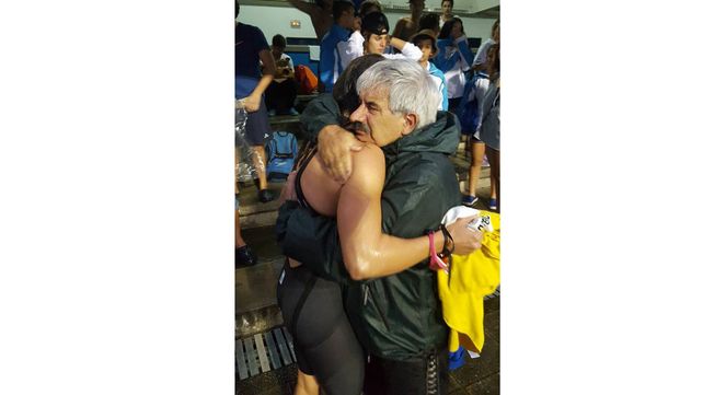 Flor junto a su entrenador Humberto Quinodoz en un abrazo colmado de emociones.&nbsp;