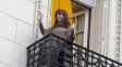 Luego de la autorización de la Justicia, Cristina Kirchner volvió a saludar desde el balcón a la militancia