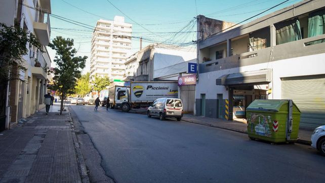 Sarmiento al 1600. Uno de los delincuentes arrojó el dinero en ese contenedor.&nbsp;