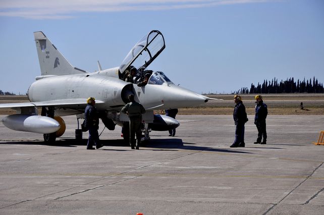 Los últimos. Uno de los tres Mirage que están operativos desplegado en la base aérea de Río Gallegos.