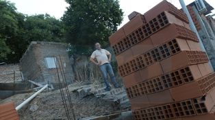 Apoyo. La familia de Néstor, quien trabaja como changarín en el rubro de la construcción, es muy querida en el barrio.