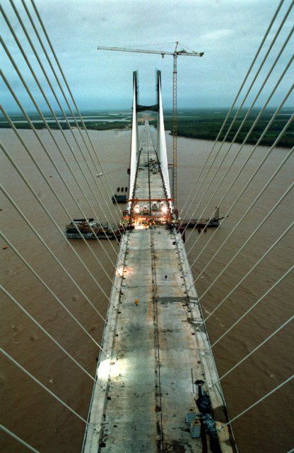 El 4 de febrero de 2002 la obra de la conexión Rosario-Victoria logra un objetivo emblemático: unir las dos partes del puente principal.