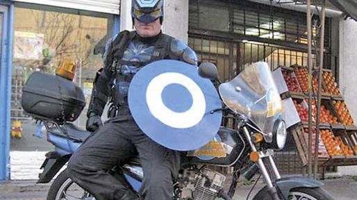 Un superhéroe de Lanús repelió a los tiros el ataque de tres delincuentes