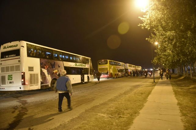 Los micros que llegaron al estadio salteño para el duelo ante Deportivo Morón.