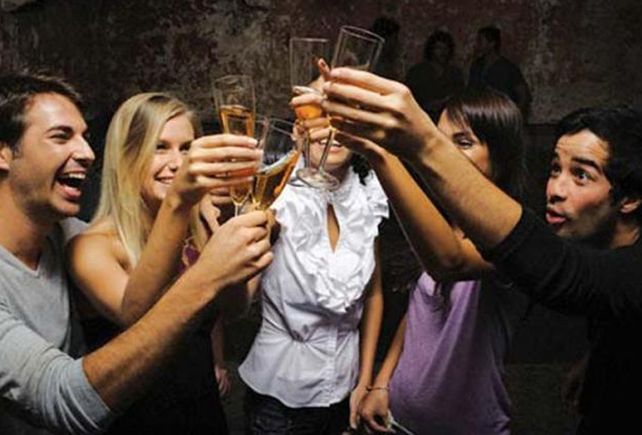 Las personas que beben alcohol viven más