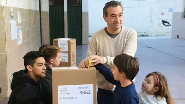 Javkin fue a votar junto a sus hijos.