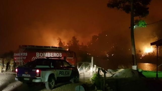 Los focos ígneos arrasan árboles y pastizales en las sierras.