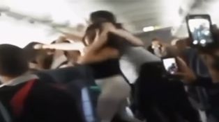 Música a alto volumen desató una fuerte riña entre cinco mujeres en un avión comercial