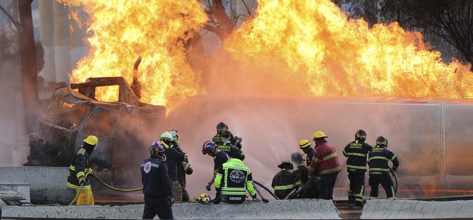 Bomberos rocían agua a un camión cisterna de gas que explotó bajo un paso elevado en Ciudad de México, el miércoles 10 de septiembre de 2025. (AP Foto/Tristan Velazquez) Bomberos rocían agua a un camión cisterna de gas que explotó bajo un paso elevado en Ciudad de México, el miércoles 10 de septiembre de 2025. (AP Foto/Tristan Velazquez)