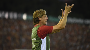 Gabriel Heinze vivió el debut en el Coloso con mucha intensidad, por todo lo que representó.