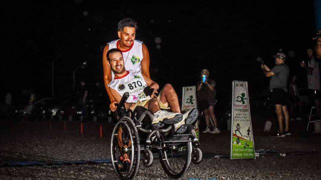 Mauro Sarubi y su amigo Marcos Gómez participan de maratones pedrestres. Necesitan una nueva silla que cuesta $2 millones&nbsp; 