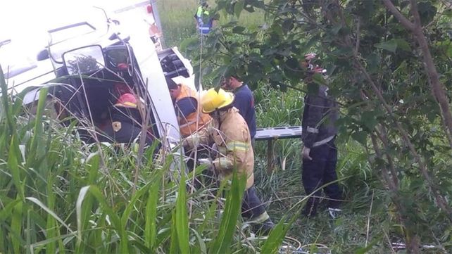 Ruta 12: volcó un camión y el conductor quedó atrapado