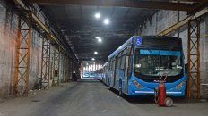 Guardados. Más de 200 colectivos quedarán en los galpones a partir del lunes próximo, cuando comience un sistema de emergencia que fusiona líneas y cambia recorridos. Guardados. Más de 200 colectivos quedarán en los galpones a partir del lunes próximo, cuando comience un sistema de emergencia que fusiona líneas y cambia recorridos.