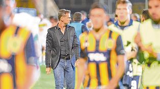 En foco. Cocca camina en medio de los jugadores tras la dura derrota frente a Aldosivi. El DT no encuentra la llave.