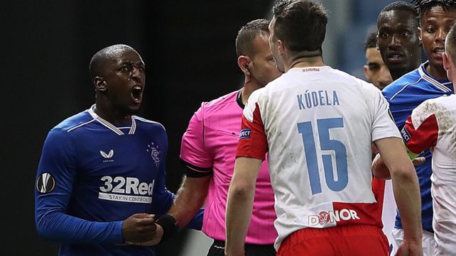 Uefa le da 10 fechas a un jugador por insultos racistas