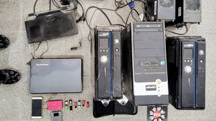 Helvecia: secuestran equipos electrónicos en un supermercado y en la casa de un matrimonio chino investigado por grooming