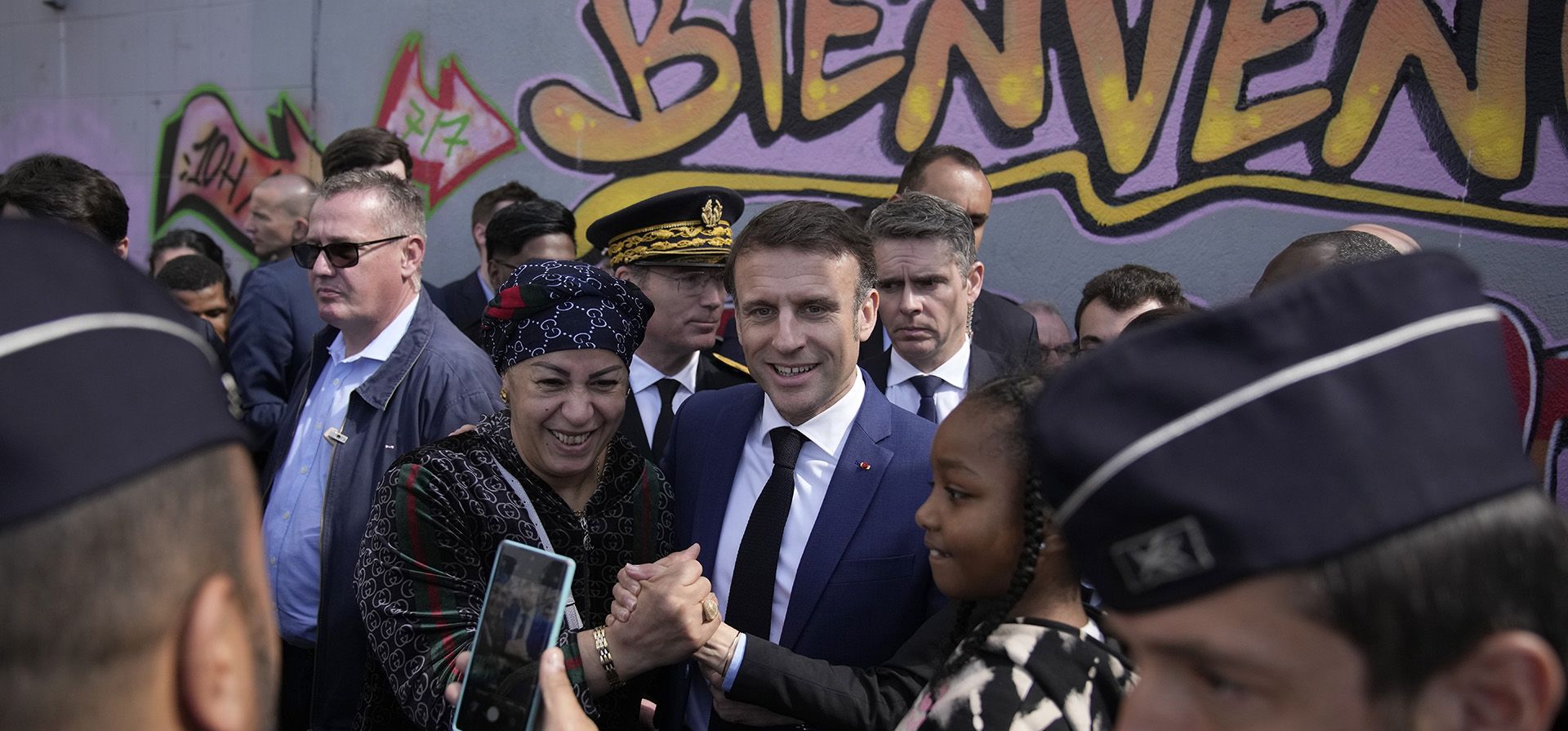 El presidente francés, Emmanuel Macron, se reúne con residentes durante una visita centrada en la seguridad y la lucha contra el tráfico de drogas, el martes 19 de marzo de 2024, en el distrito de La Castellane de Marsella, en el sur de Francia. (Foto AP/Christophe Ena) El presidente francés, Emmanuel Macron, se reúne con residentes durante una visita centrada en la seguridad y la lucha contra el tráfico de drogas, el martes 19 de marzo de 2024, en el distrito de La Castellane de Marsella, en el sur de Francia. (Foto AP/Christophe Ena)