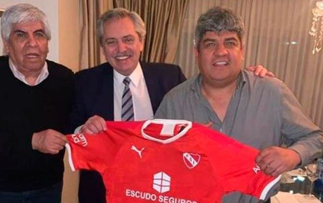Alberto Fernández posó junto a Hugo y Pablo Moyano.&nbsp;