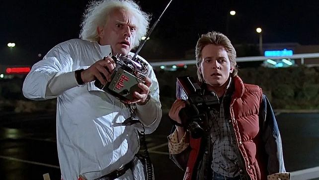 Michael J. Fox y Christopher Lloyd protagonizan Volver al futuro