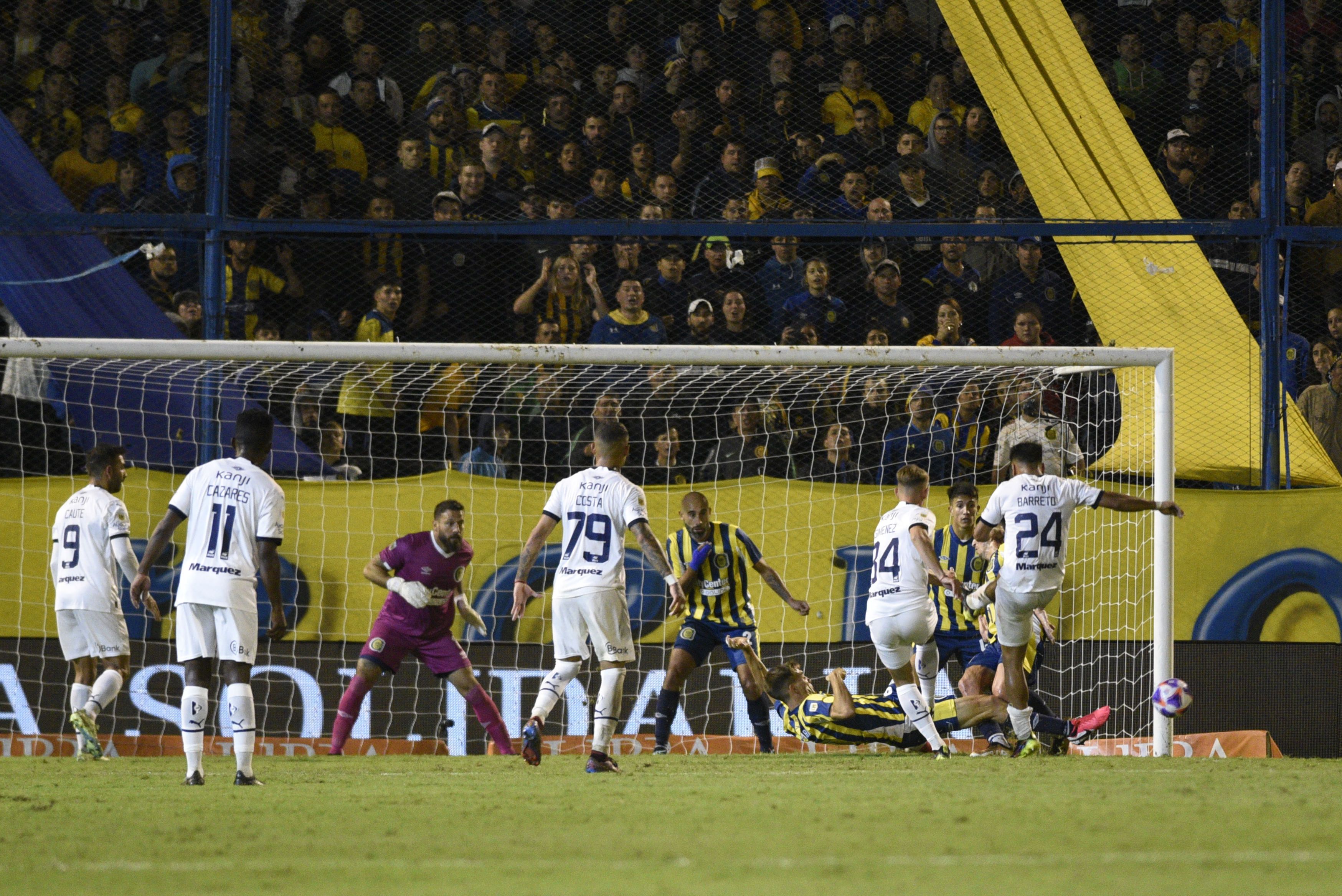 Rodeado. Fatu Broun mira el final de su obra. Sacó el gol y luego Komar hizo el resto.