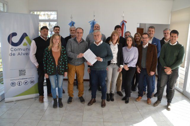 En la firma estuvieron presentes las autoridades de JA junto al Presidente Comunal