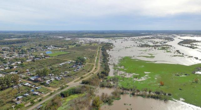 Las costas de Concepción del Uruguay rodeadas de agua (Fotos gentileza Zumdrone).&nbsp;