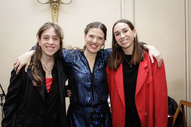 Josefina y Ana Vila Ortiz , cantantes de Ana y la Otra con Celina Hernández 