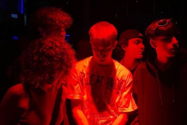 Thiago (centro) es cantante de la banda KIA. El joven se accidentó en un viaje de estudios en Bariloche.