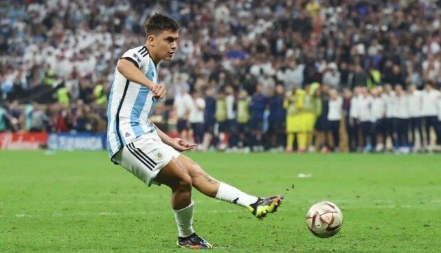 Paulo Dybala anotó uno de los penales en la definición ante Francia en el Mundial de Qatar.