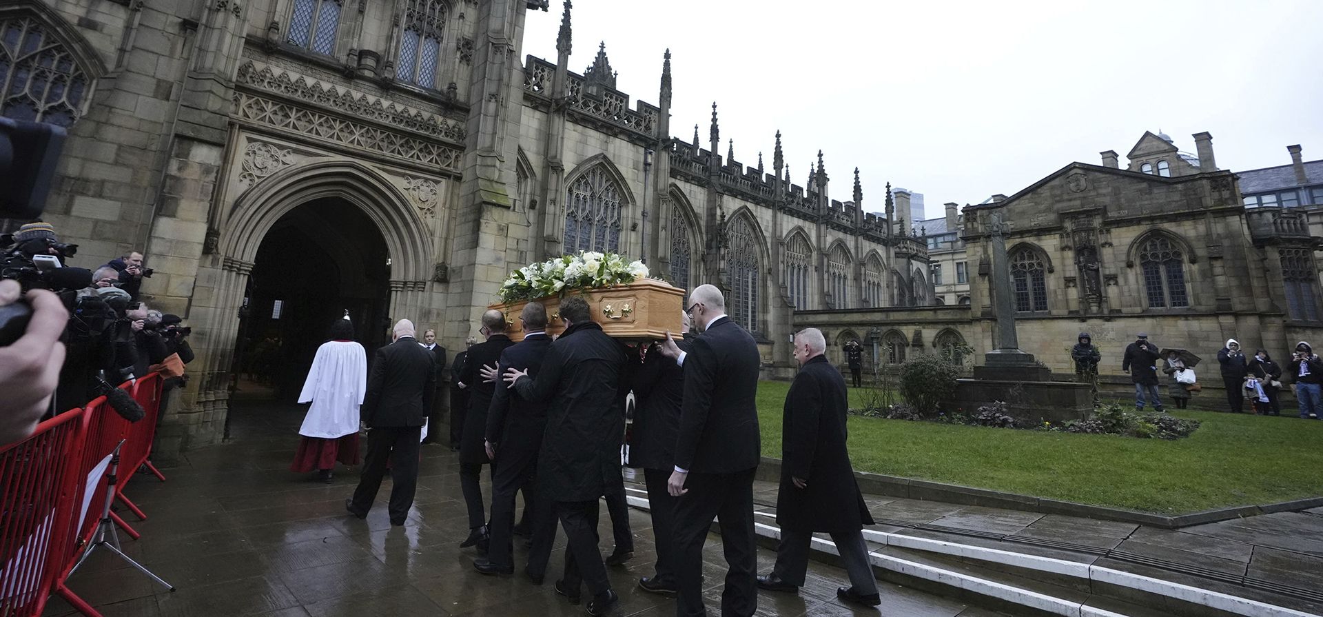 El ataúd del exdelantero del Manchester United, Manchester City y Escocia Denis Law, que falleció a los 84 años el 17 de enero, llega a la catedral de Manchester el martes 11 de febrero de 2025. (Nick Potts/PA vía AP) El ataúd del exdelantero del Manchester United, Manchester City y Escocia Denis Law, que falleció a los 84 años el 17 de enero, llega a la catedral de Manchester el martes 11 de febrero de 2025. (Nick Potts/PA vía AP)