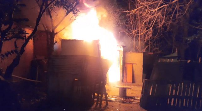 Un vendedor ambulante sufrió el robo e incendio de su pequeña casa en Paraná.&nbsp;