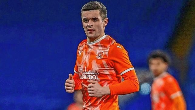 El futbolista Jake Daniels declaró públicamente que es gay.