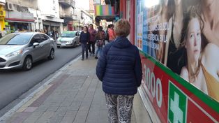 La mujer sacó la campera para caminar por el centro de Paraná.&nbsp;